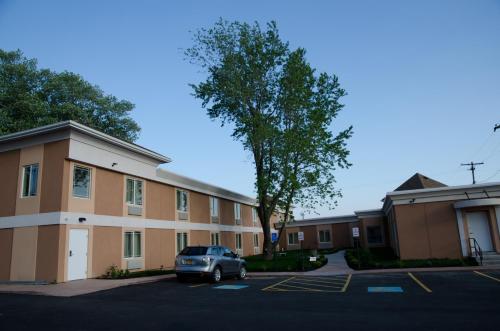 Aashram Hotel by Niagara River