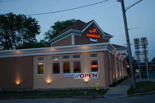 Aashram Hotel by Niagara River