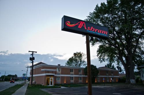 Aashram Hotel by Niagara River