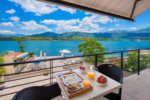 One-Bedroom Apartment with Sea View image 1