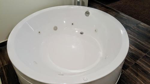 Hotel Xilo Glendale - image 4
