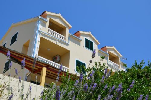 2 bedrooms, 4 beds