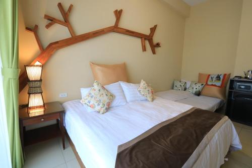 2 twin beds, 1 sofa bed