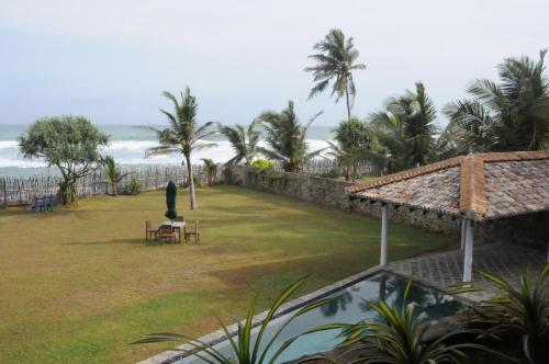 حديقة, Villa Atulya at Ocean's edge in ميرريسا