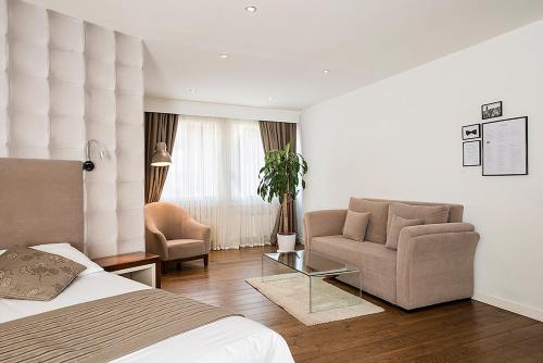 Hotel Alpha - image 5