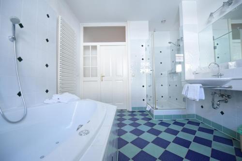 Suite with Spa Bath