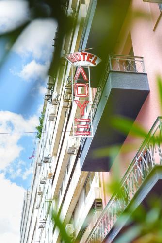 Dış Görünüm, LUX Hotel 5 mins walk from port of Piraeus and metro station in Atina