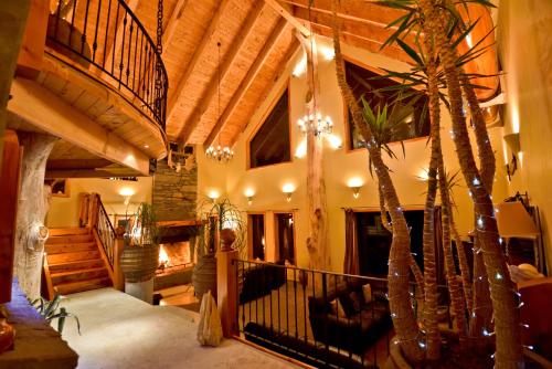 Tree House Lodge Bed & Breakfast Tree House Lodge Bed & Breakfast