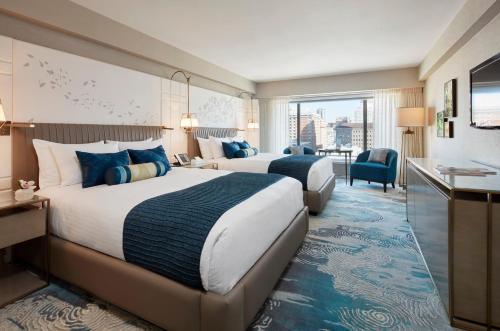 2 queen beds