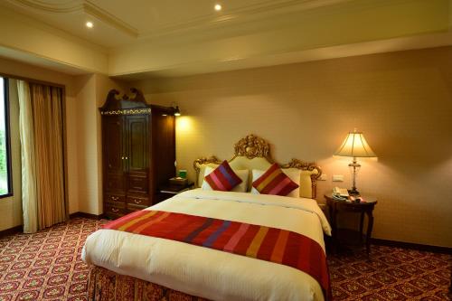 Deluxe Double Room with Park View image 10