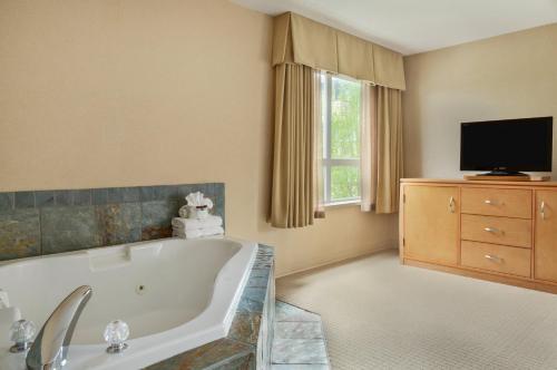 Ramada by Wyndham Nanaimo Room Type - King Suite- Non-Smoking