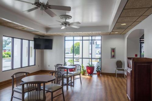 ห้องส่วนกลางสำหรับนั่งเล่น/ดูทีวี, Motel 6 Waycross, GA in เวย์ครอส (GA)