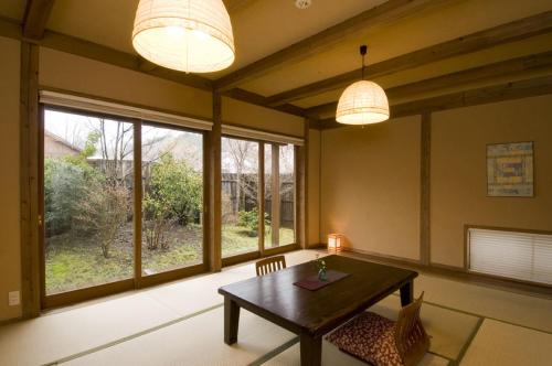 Otasatonoyu Ayanosho Located in Kurokawa, Otasatonoyu Ayanosho is a perfect starting point from which to explore Minamioguni. The property offers a high standard of service and amenities to suit the individual needs of al