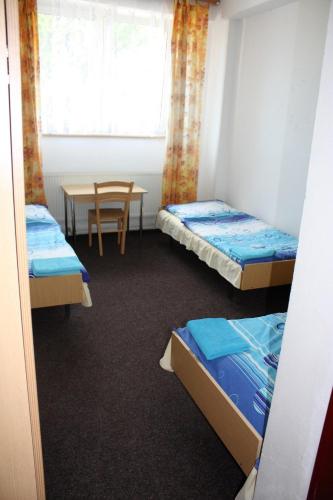 3 twin beds, 1 bunk bed