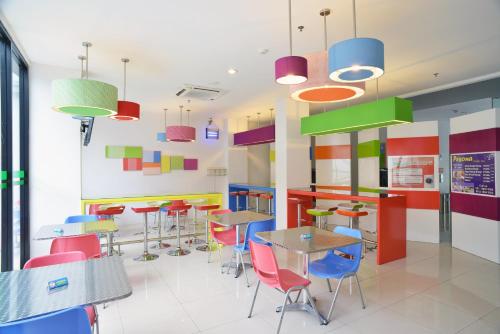 Phòng chờ chung/khu vực TV, POP! Hotel Tebet Jakarta in Jakarta