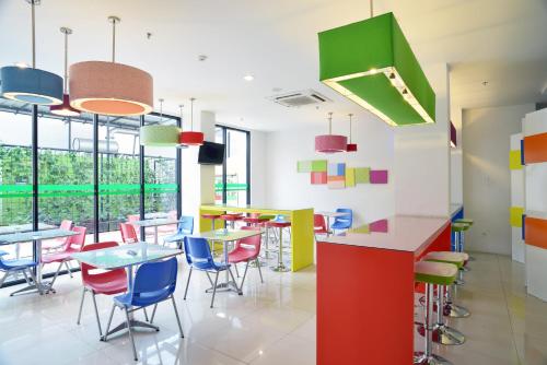 Phòng chờ chung/khu vực TV, POP! Hotel Tebet Jakarta in Jakarta
