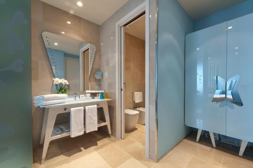 Bathroom, iH Hotels Bari Grande Albergo delle Nazioni in Bari