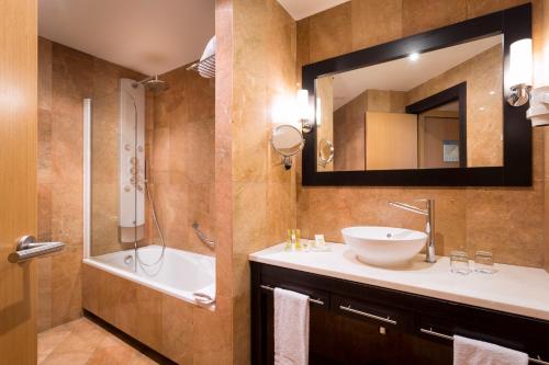 room detail thumbnail 2