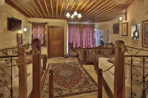 Aren Cave Hotel And Art Gallery Room Type - Family Room with Mountain View