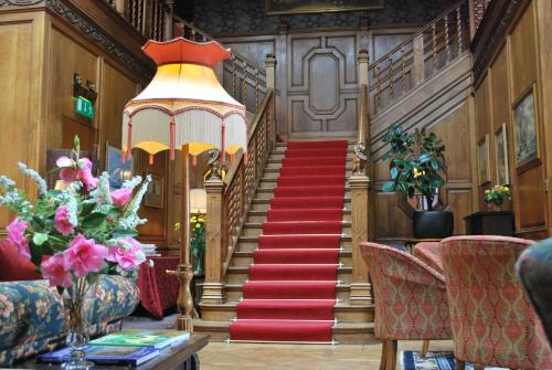 Фойє, Lands of Loyal hotel in Еліз