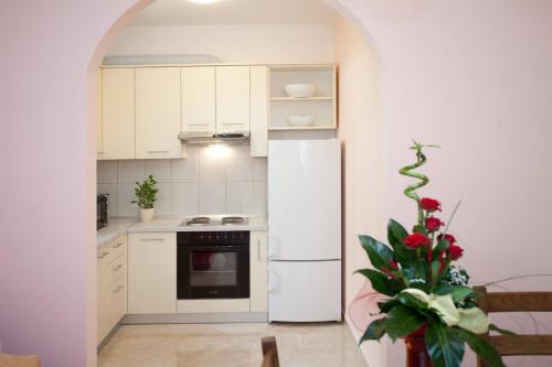 Two-Bedroom Apartment with Terrace (6 Adults)-Roosewelt Street image 4