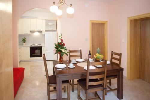 Two-Bedroom Apartment with Terrace (6 Adults)-Roosewelt Street image 6