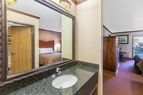 Ramada by Wyndham Mackinaw City Waterfront - image 7