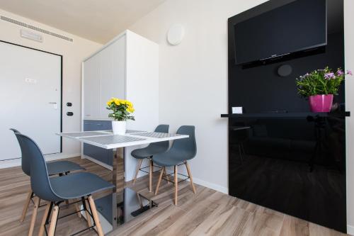 One-Bedroom Apartment image 4
