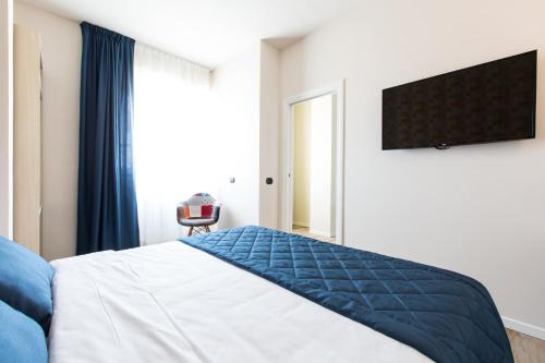 One-Bedroom Apartment image 3