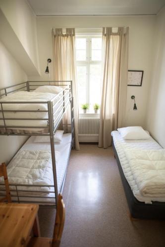 1 twin bed, 2 bunk beds