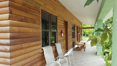 Instalaciones, Mahogany Villas in Forest Home