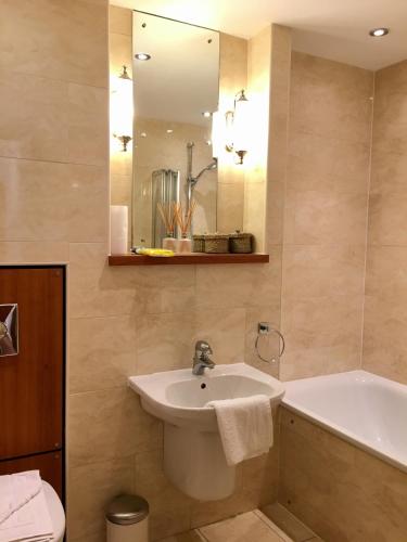 Edinburgh Old Town - image 3