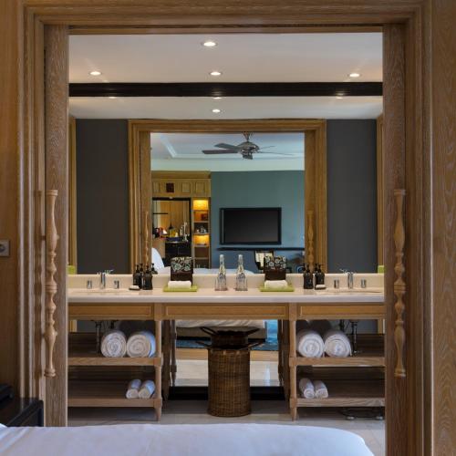 King Suite with Garden View image 8
