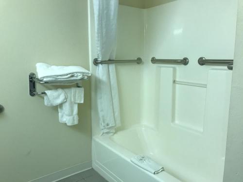 Mj Inn & Suites Marienville - 화장실