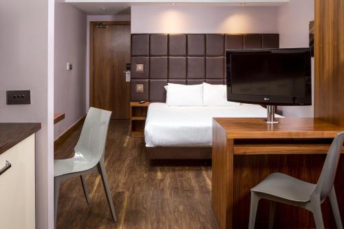Roomzzz Leeds City - main image