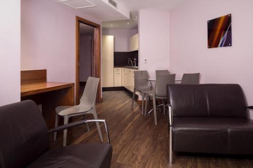 Roomzzz Leeds City - image 9