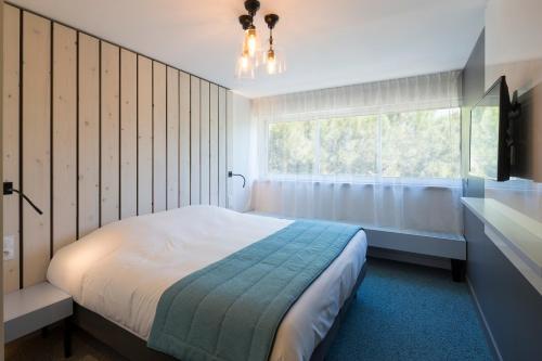 2 twin beds, 1 sofa bed
