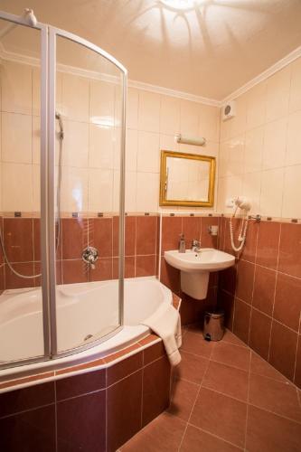 Twin Room image 10