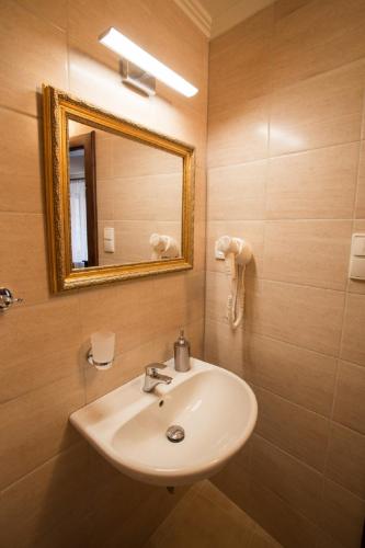 Economy Double Room image 10