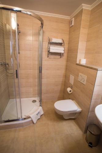 Economy Double Room image 9