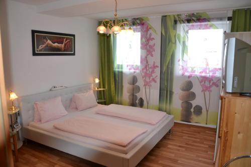 1 queen bed, 1 sofa bed