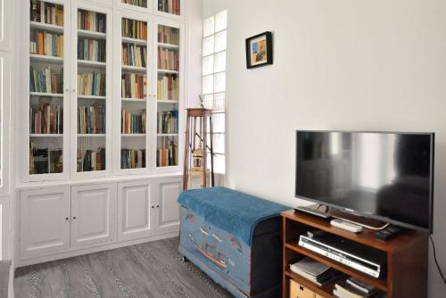 Plaka Elegant Apartment - image 13