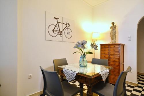 Plaka Elegant Apartment - image 9