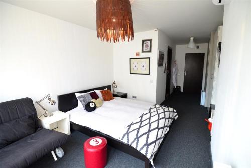 1 queen bed, 1 sofa bed