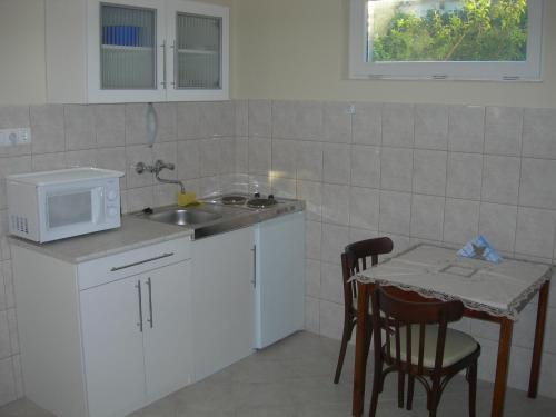 ห้องครัว, Radek Vendégház és Apartman (Radek Vendeghaz es Apartman) in ฮาลาสซี