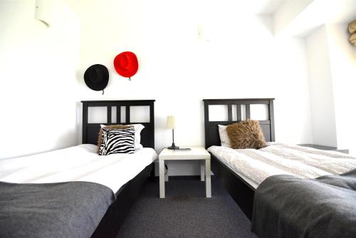2 twin beds