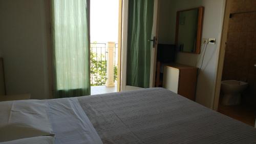 Double Room with Sea View image 3