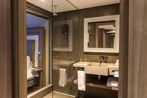 Novotel RJ Praia de Botafogo The 4-star Novotel RJ Botafogo offers comfort and convenience whether youre on business or holiday in Rio De Janeiro. Featuring a satisfying list of amenities, guests will find their stay at the prop