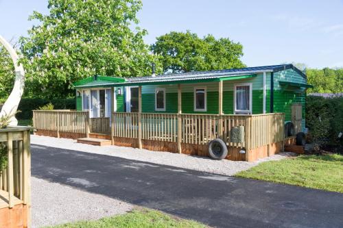 1 double bed, 4 twin beds