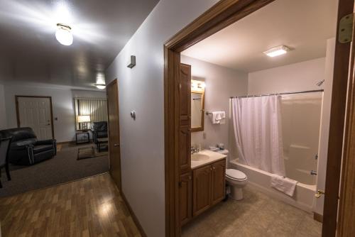 Draft Horse Inn and Suites - 화장실